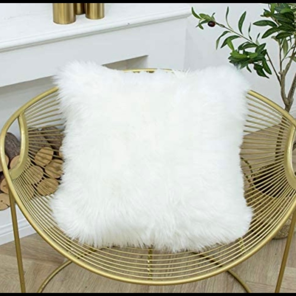 WHITE THROW PILLOW - Picture 1 of 1